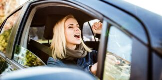 ¿Por qué la música a alto volumen aumenta el tiempo de reacción de los conductores?