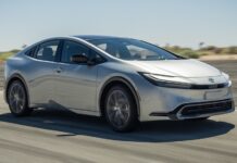 ¿Qué sedanes del 2025 no enchufables tienen mejor manejo y eficiencia en la ciudad?