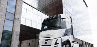 Volvo Trucks lanza un camión edición especial para celebrar su 100 aniversario.