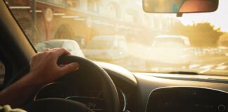 ¿Por qué el deslumbramiento solar y las muertes en las carreteras de EE. UU. son un grave problema?